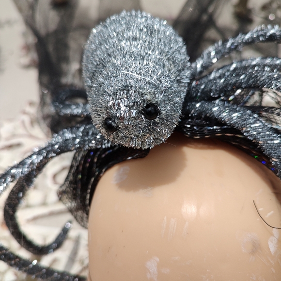 Halloween spider fascinator with long veil - Picture 4 of 6